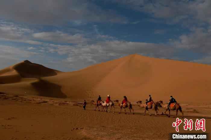 古郡敦煌大漠晨光引客“画中游”