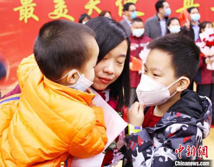  福建宁德首批援鄂医疗分队凯旋：和家人好好吃一餐团圆饭